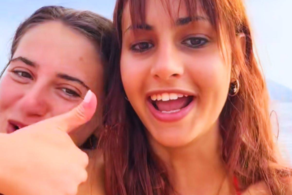 Matilde scherza con una sua amica