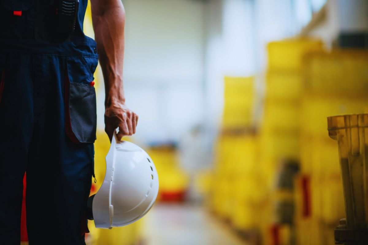 operaio a lavoro