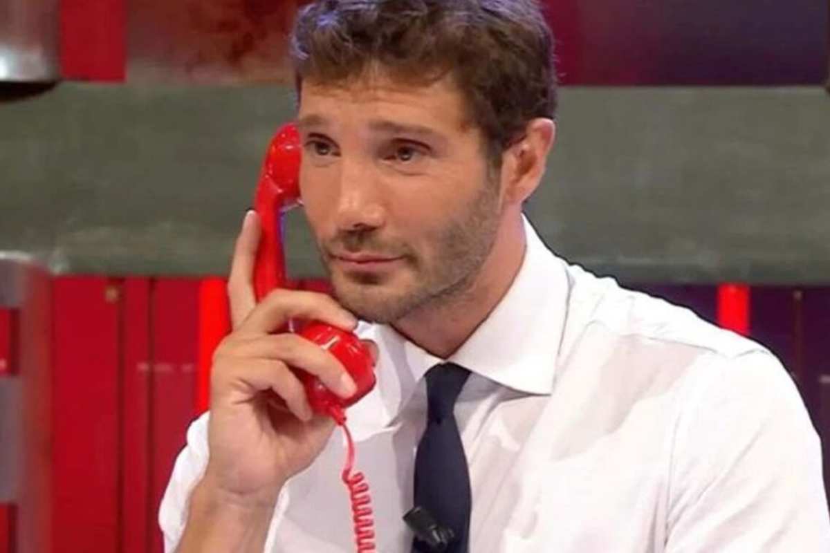 Stefano De Martino risponde al telefono ad Affari Tuoi