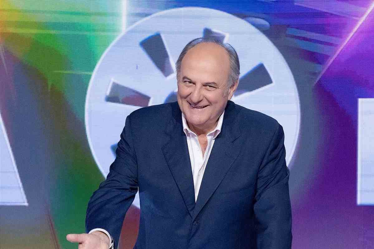 gerry scotti raggiante e sorridente