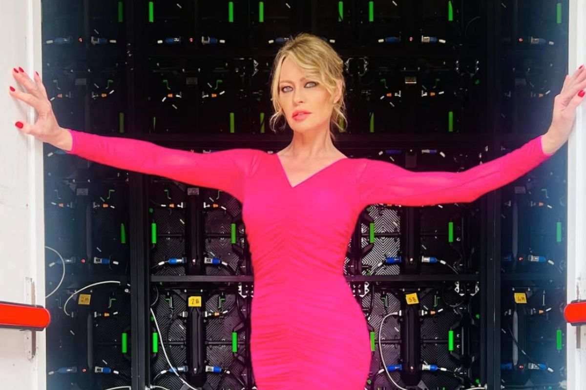 Anna Falchi in abito fucsia