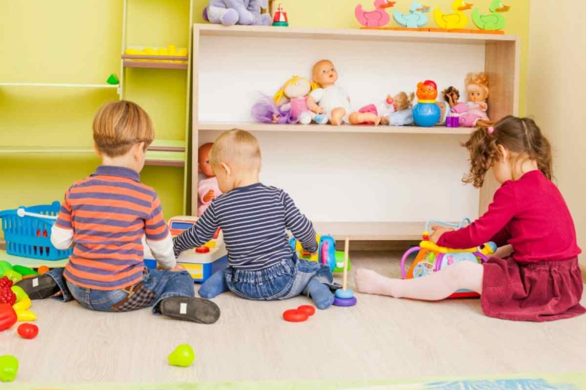 Bambini piccoli che giocano all'asilo