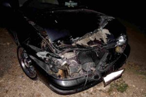 Un'auto distrutta dopo un incidente
