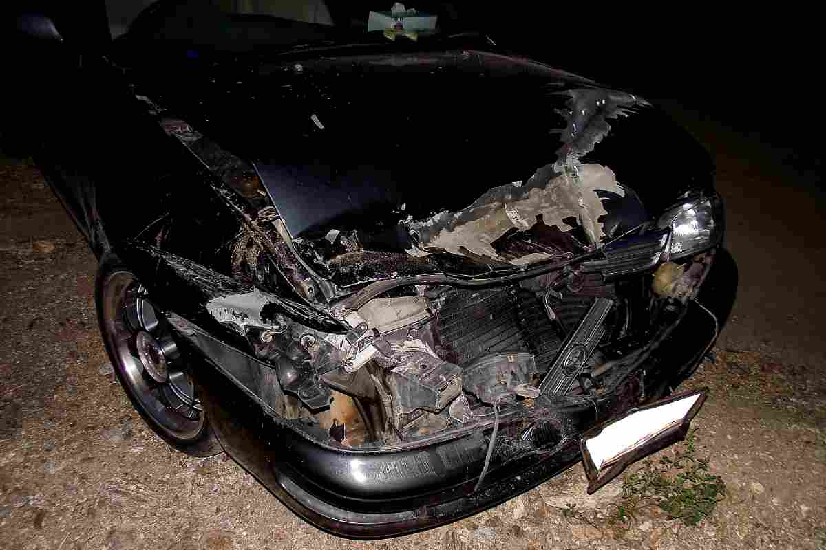 Un'auto distrutta dopo un incidente