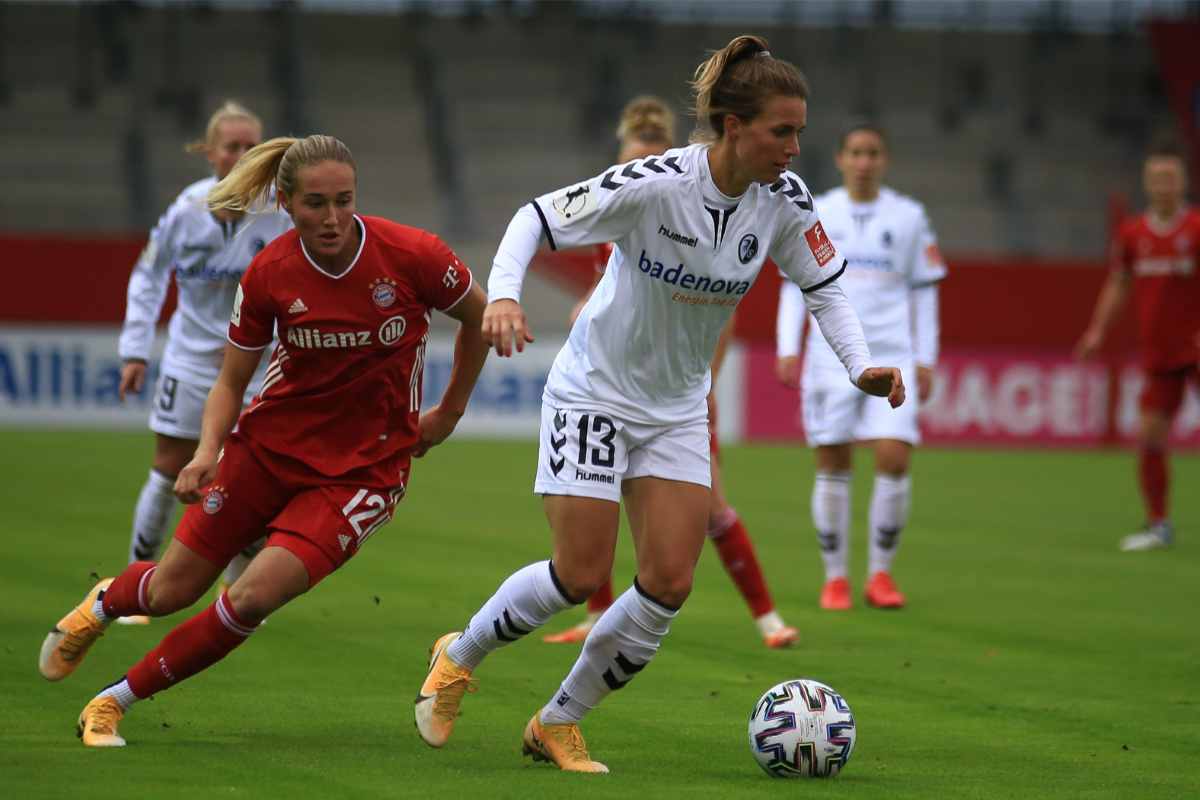 Donne che giocano a calcio