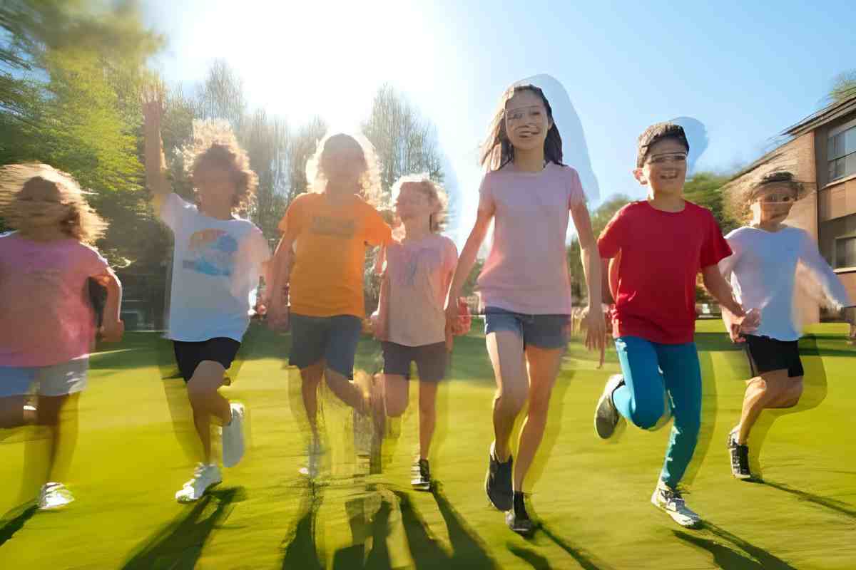 bambini si tengono per mano