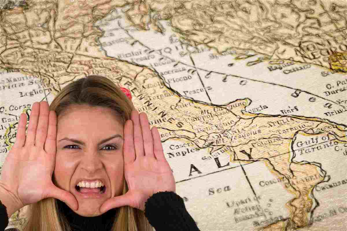 Una mappa dell'Italia ed una donna che fa una smorfia