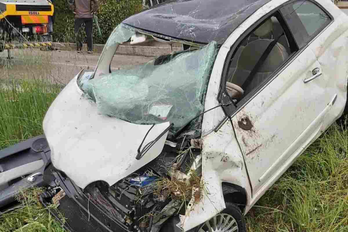 Immagini di repertorio di Fiat 500 coinvolta in un incidente stradale