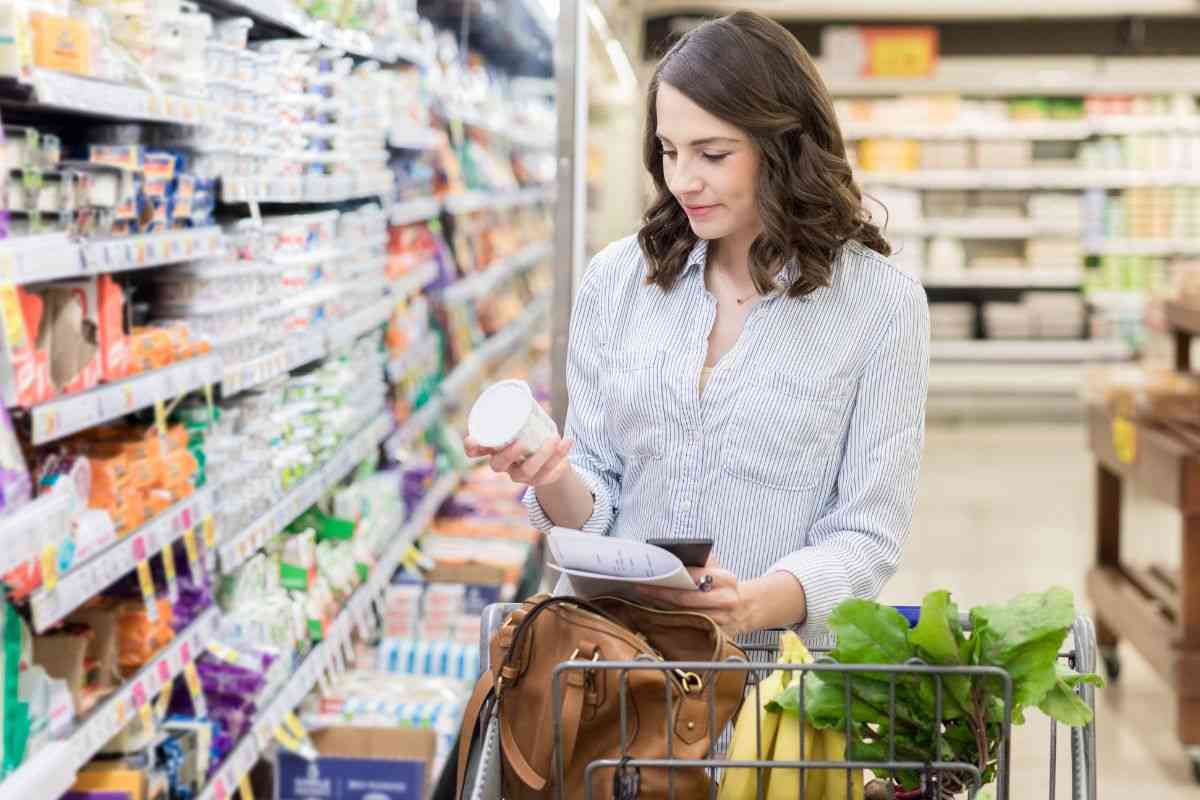 Consumatore controlla prezzi prodotti