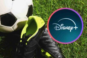 Scarpe da calcio ed un pallone ed il logo di Disney Plus