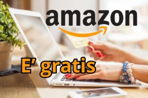 donna che fa shopping online sul pc, con logo amazon e scritta è gratis