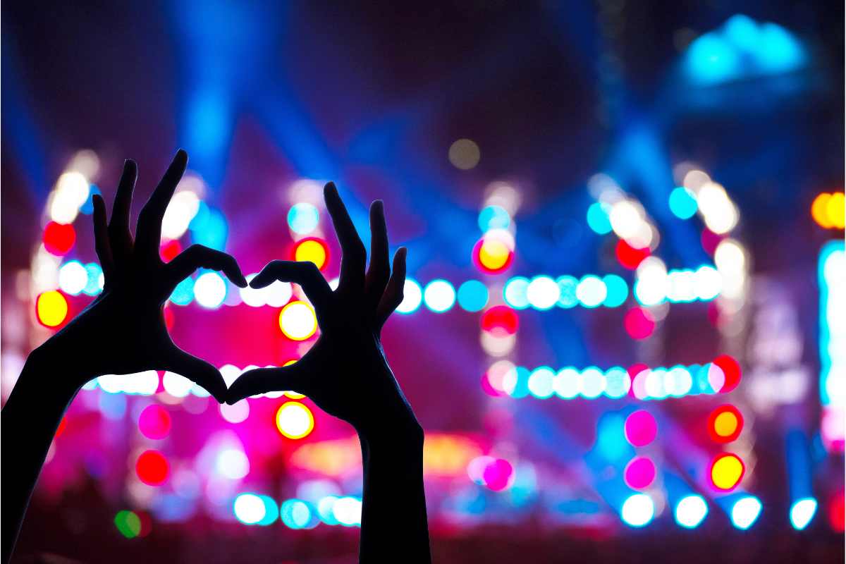 Mani a formare un cuore ad un concerto