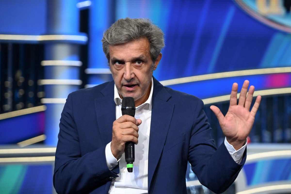 Flavio Insinna con un microfono in mano