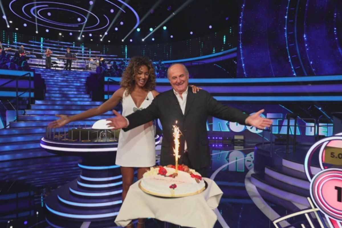 Gerry Scotti e Samira con la torta in studio