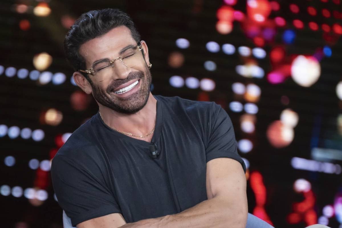 Gianni Sperti sorride a Verissimo