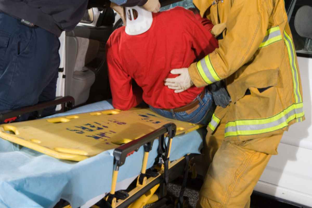 Un uomo soccorso dopo un incidente stradale