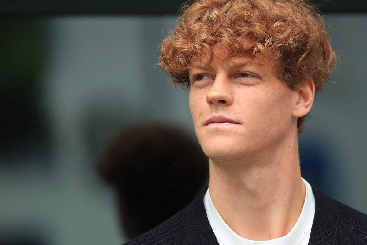 Il tennista Jannik Sinner durante uno spot pubblicitario