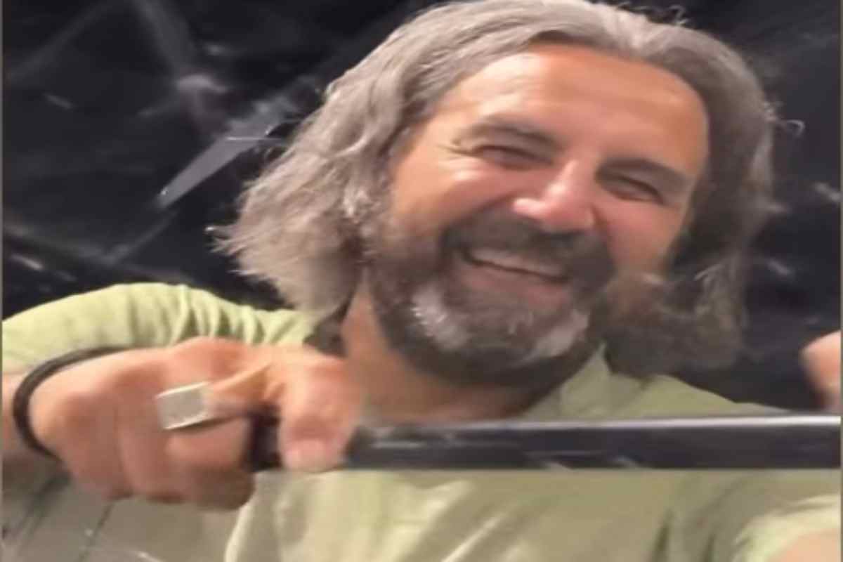 Omar Pedrini che fa il lavavetri