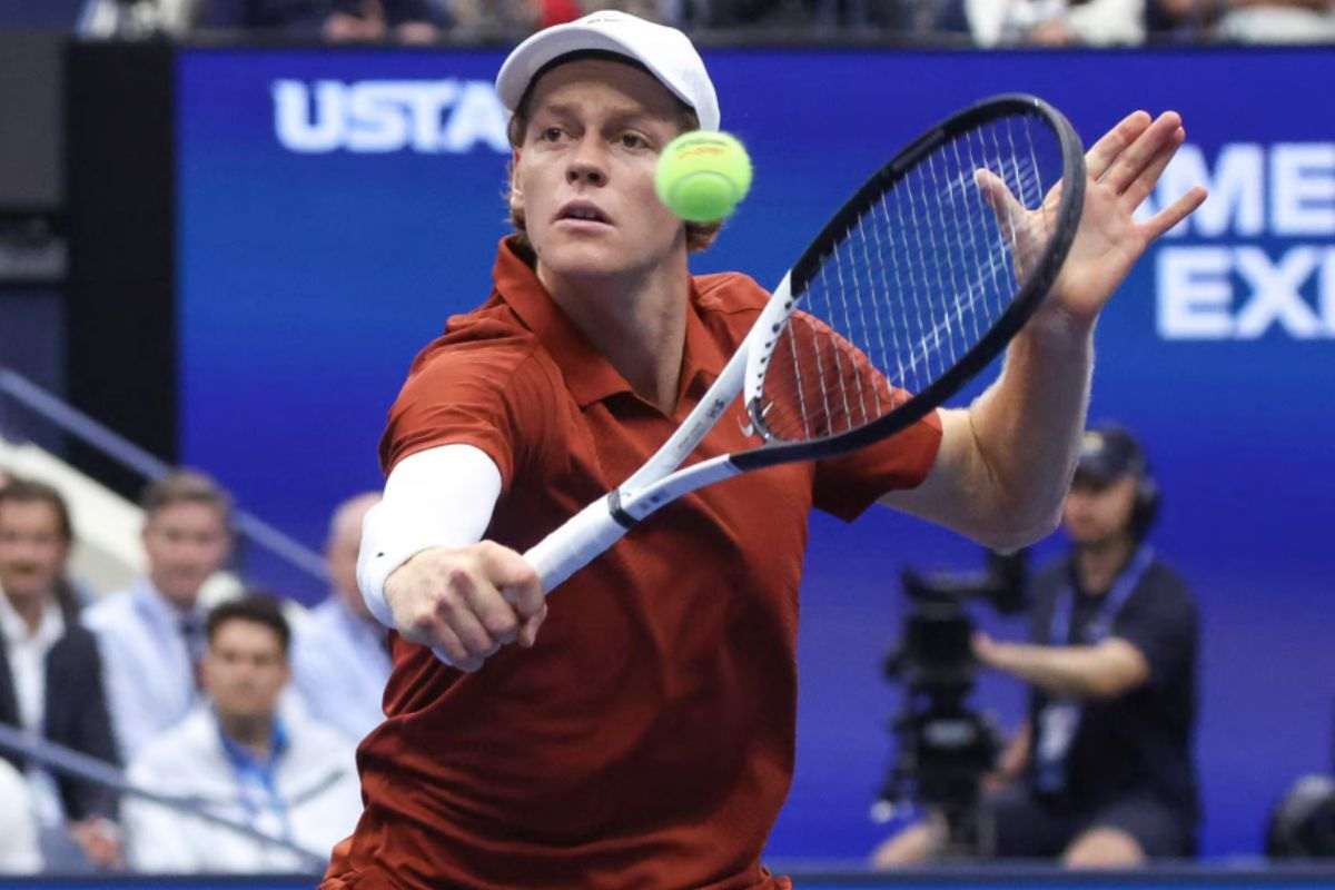 Jannik Sinner recupera palla agli US Open