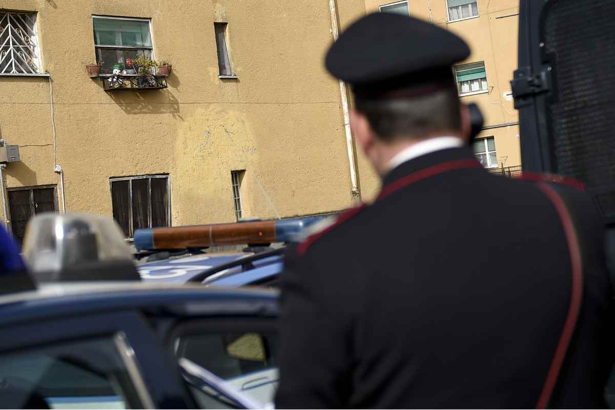 Un carabiniere ritratto di spalle