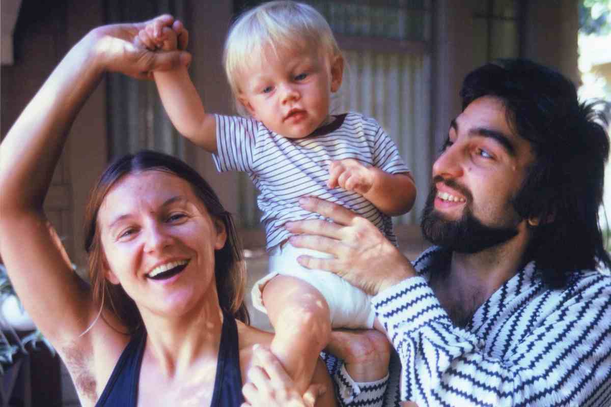 Leo DiCaprio bambino sulle spalle dei genitori