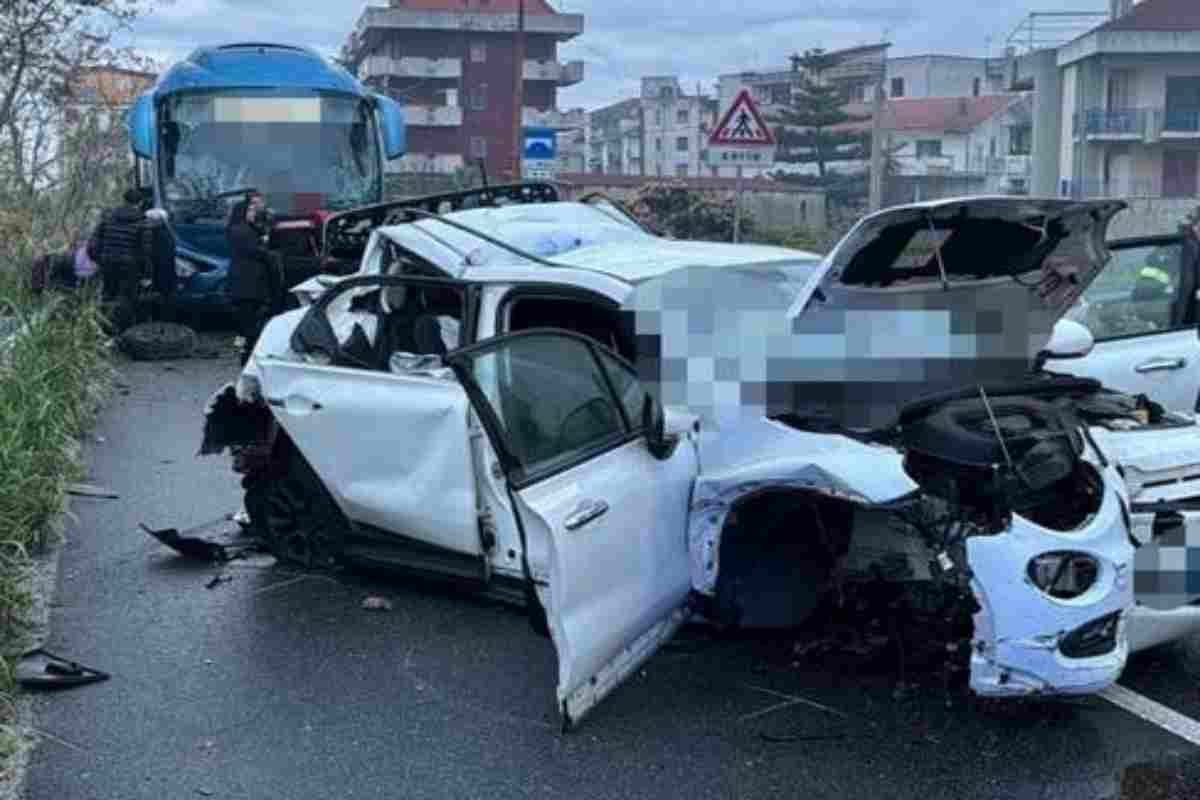 Immagini di repertorio di Fiat 500 coinvolta in un incidente stradale