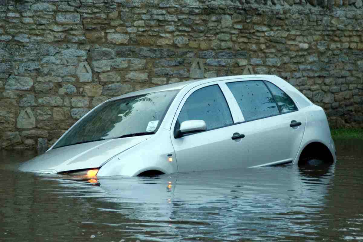 Un'auto bloccata in un allagamento