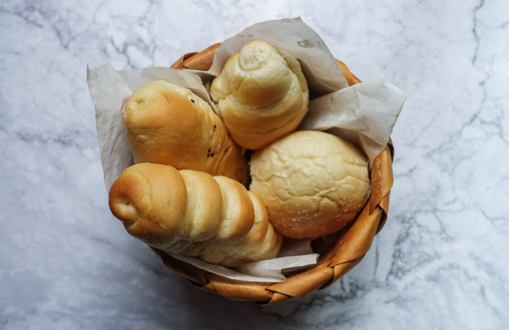Pane di vario tipo in un cestino