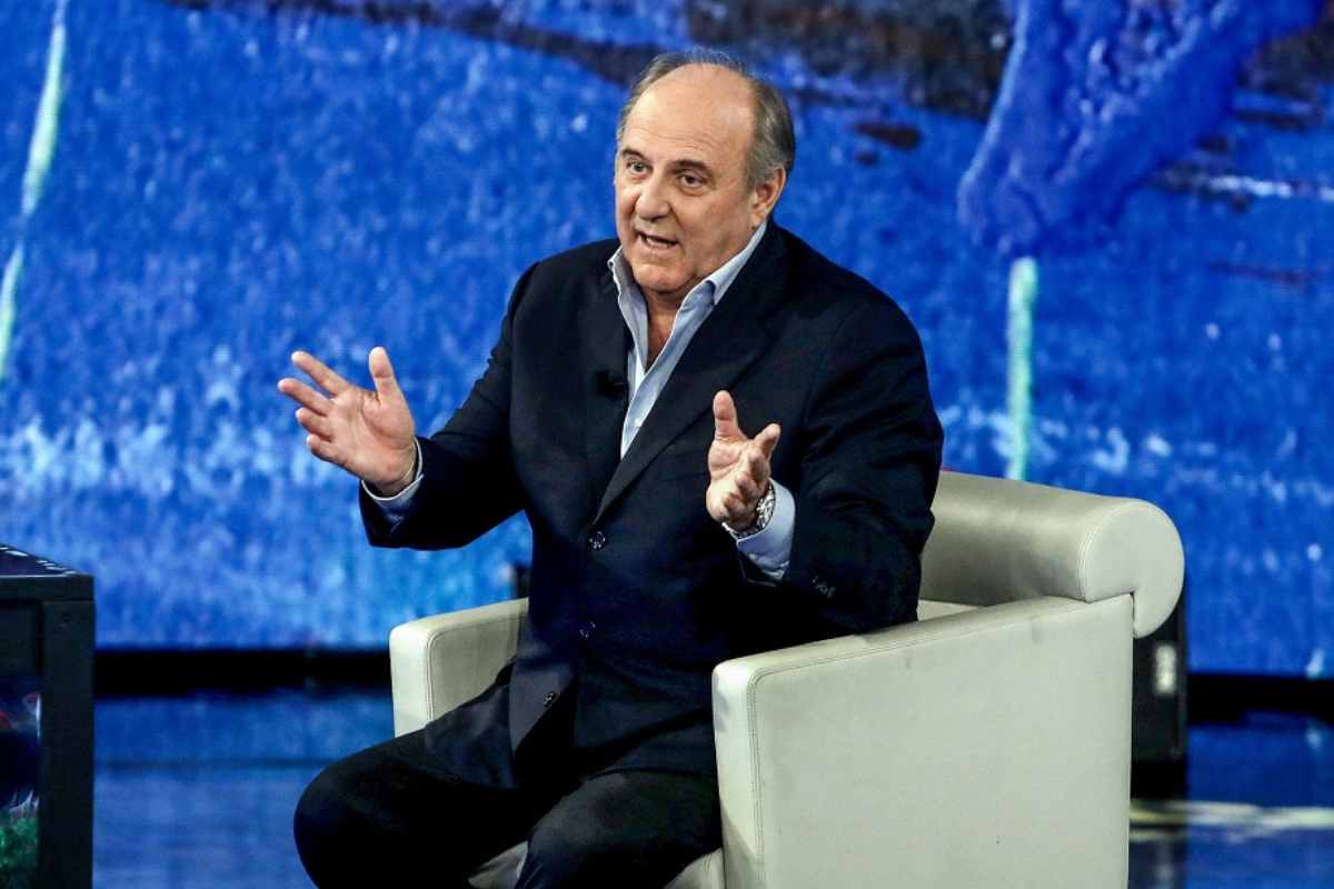 Gerry Scotti seduto in tv