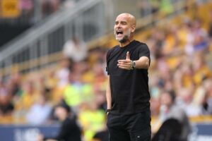 Pep Guardiola urla a bordo campo