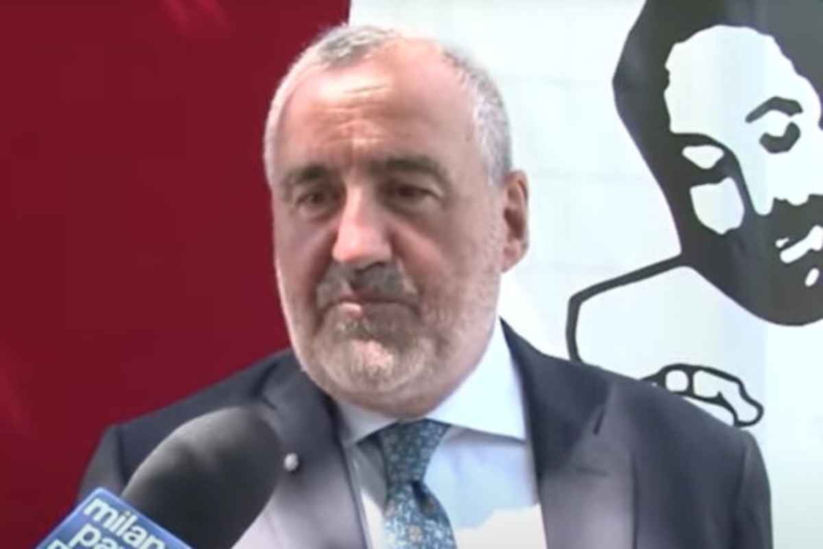 Mario Venditti e dietro l'icona di Giovanni Falcone