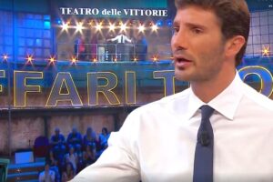 Screen RaiPlay puntata Affari Tuoi più Primo piano Stefano De Martino
