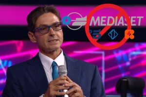 Pier Silvio Berlusconi, logo Mediaset e segnale stop