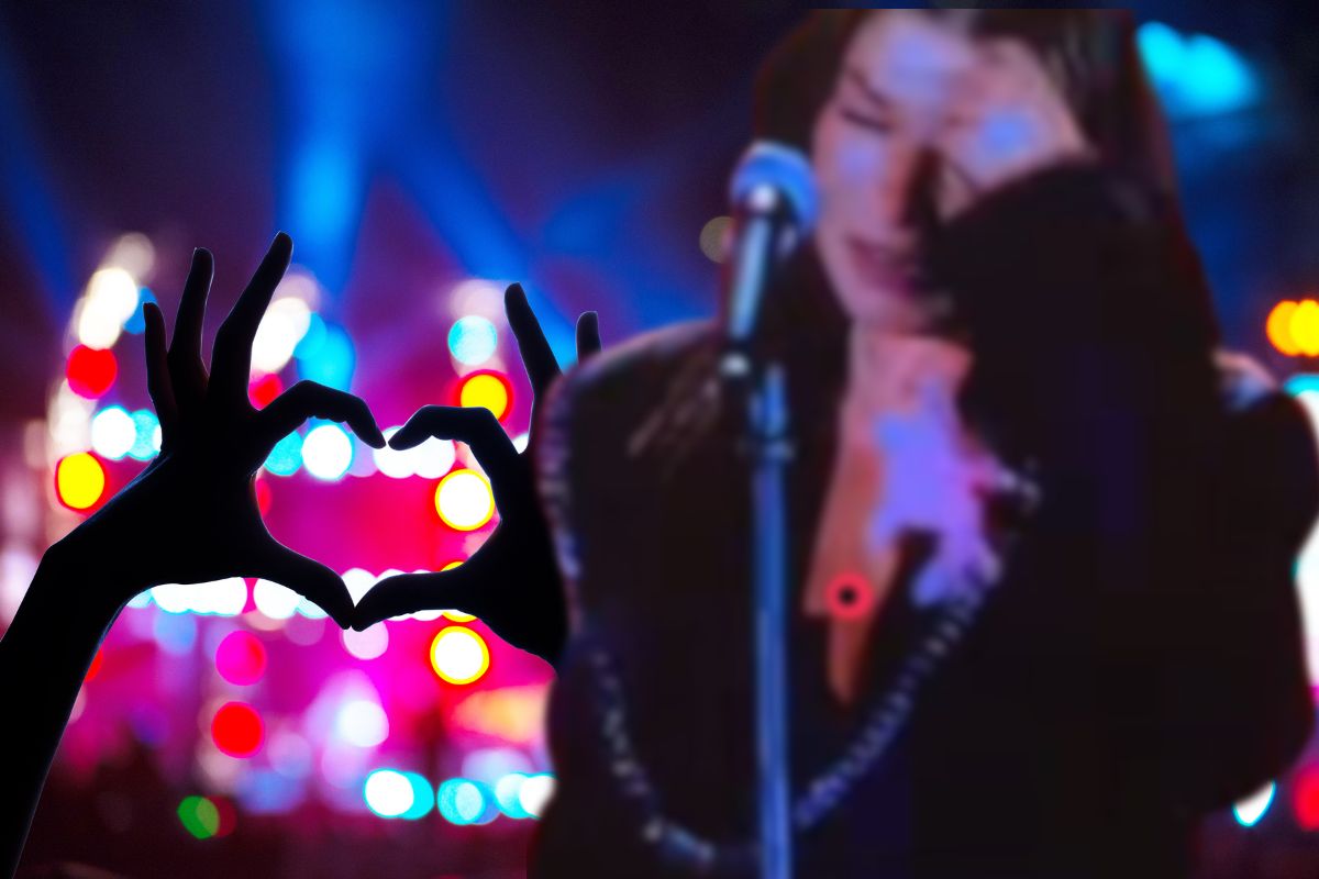 Emma in lacrime sullo sfondo un concerto