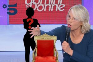 trono U&D, con maria de filippi e sagoma nera con punto interrogativo rosso