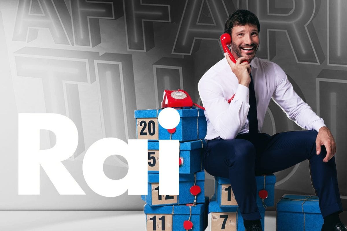 Stefano de martino e logo rai su sfondo in bianco e nero