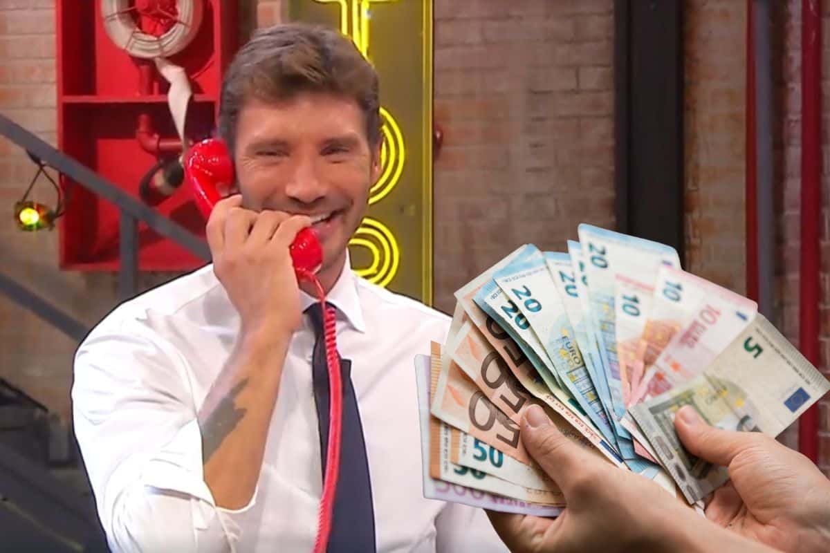 Stefano De Martino al telefono con il Dottore e mani che sventolano ventaglio banconote euro