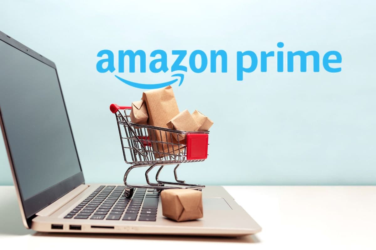 pc con mini carrello con pacchi e logo amazon prime