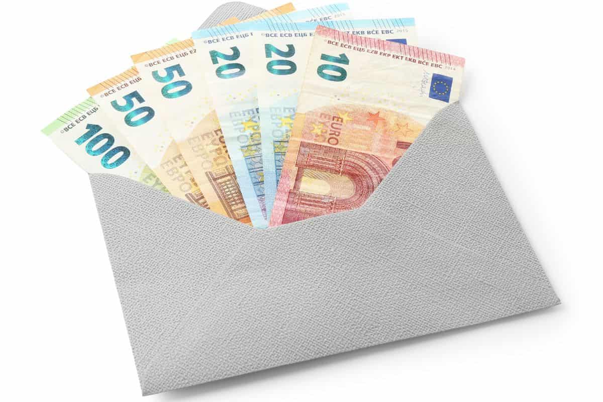 busta con banconote euro al suo interno