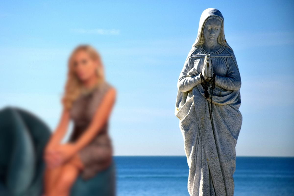 statua Madonna con immagine sfocata di Brigitta Boccoli