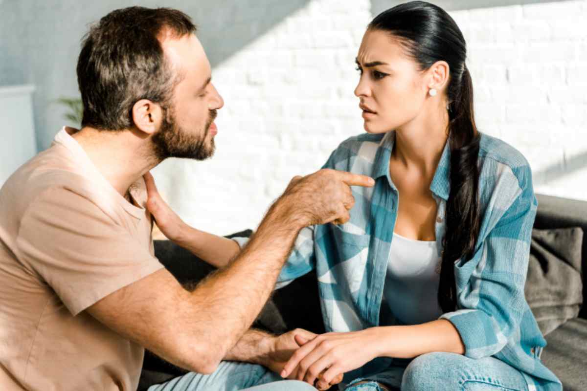 Un uomo ed una donna che discutono