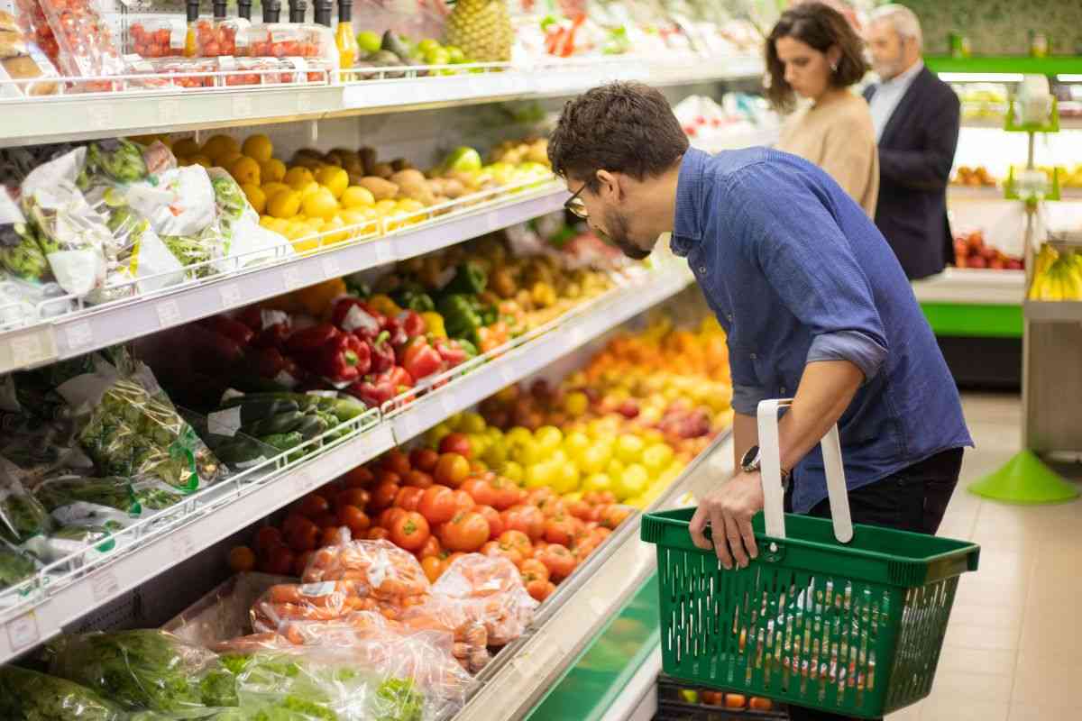Reparto frutta e verdura del supermercato