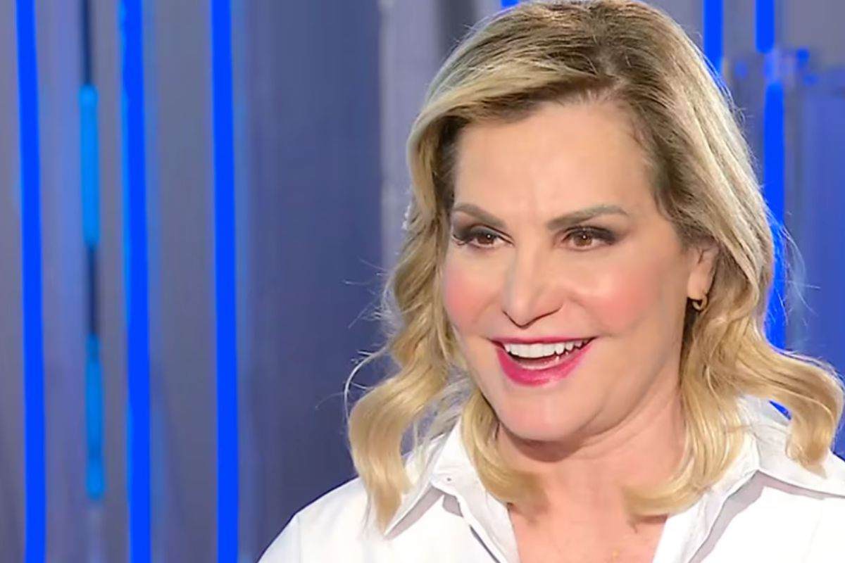 Simona Ventura sorridente in trasmissione