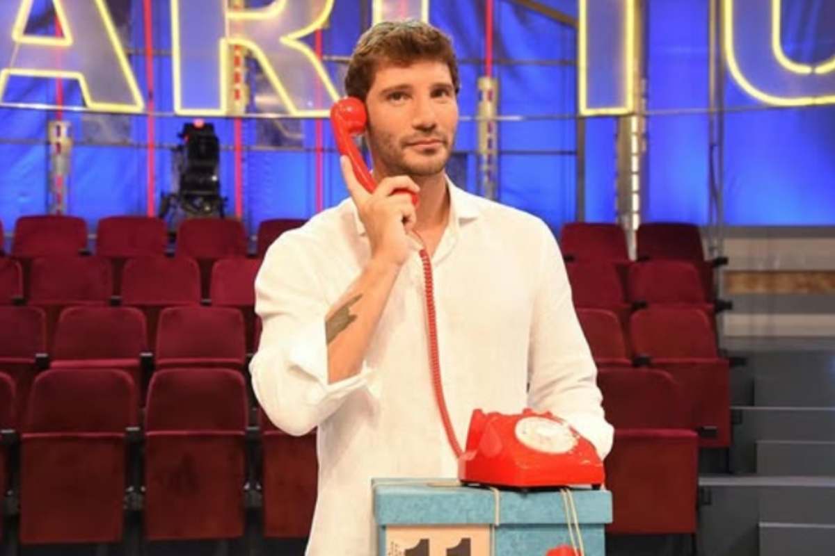 Stefano De Martino al telefono