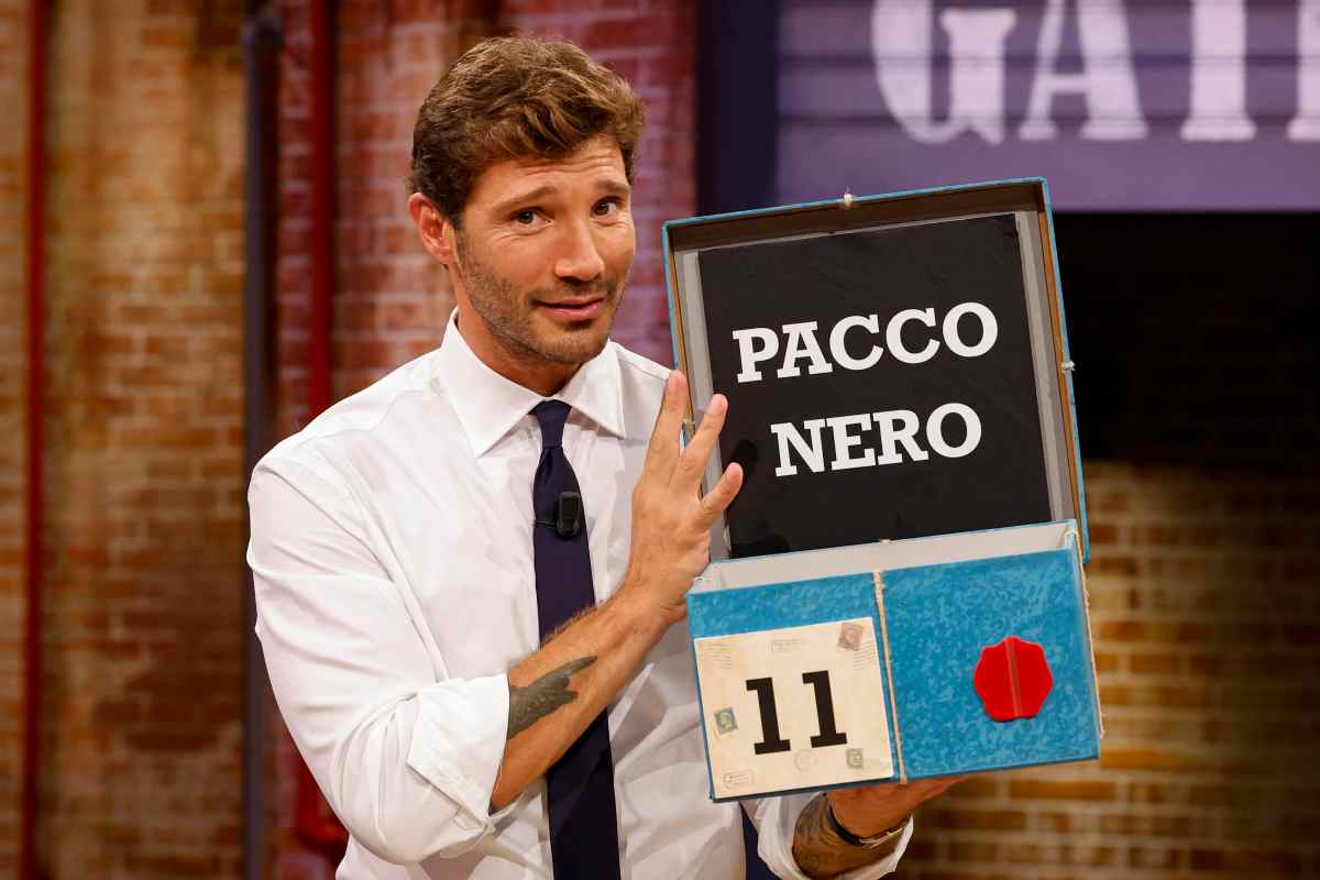Stefano De Martino e il pacco nero