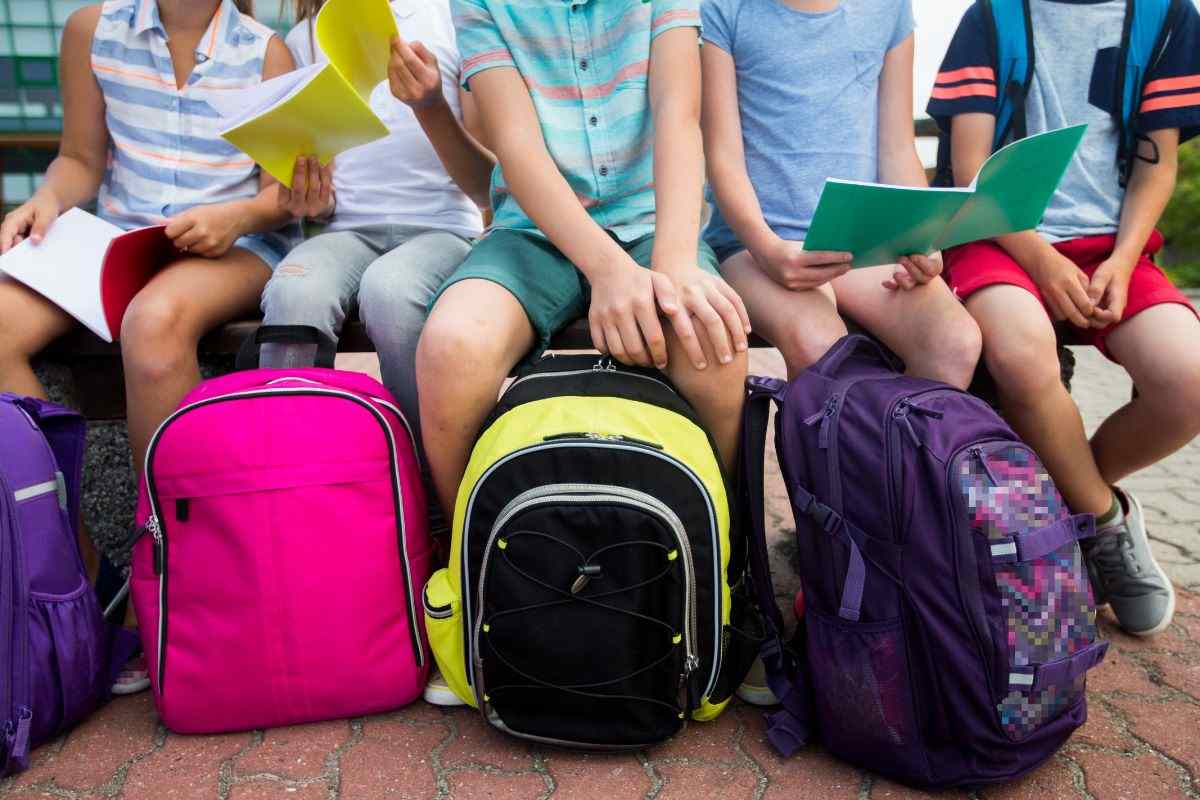Studenti in attesa nel cortile della scuola