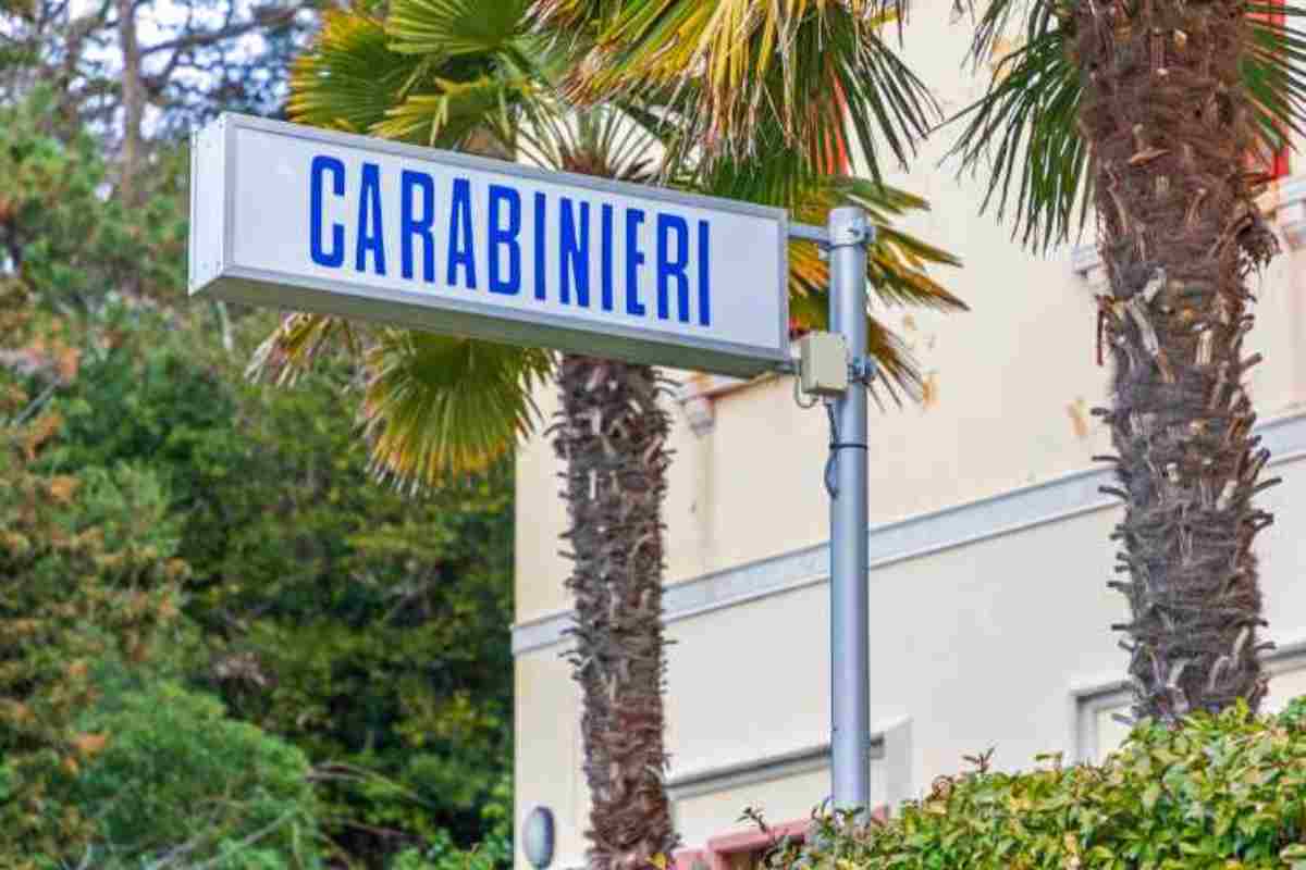 La scritta Carabinieri in strada