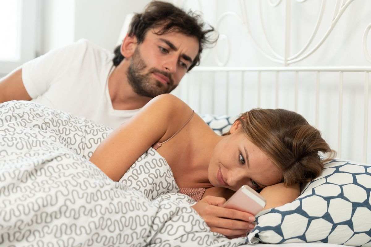 Uomo sospetta tradimento della moglie