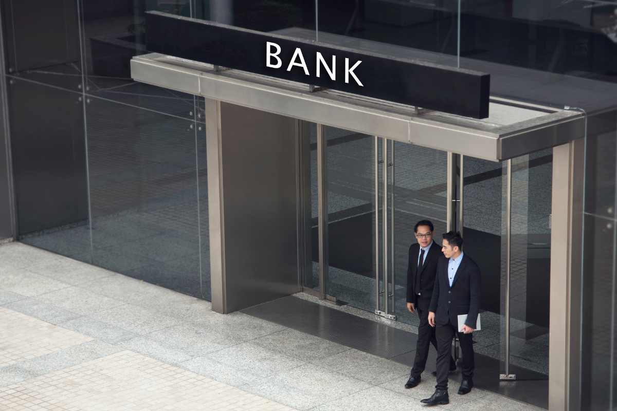 banca e cinesi che escono