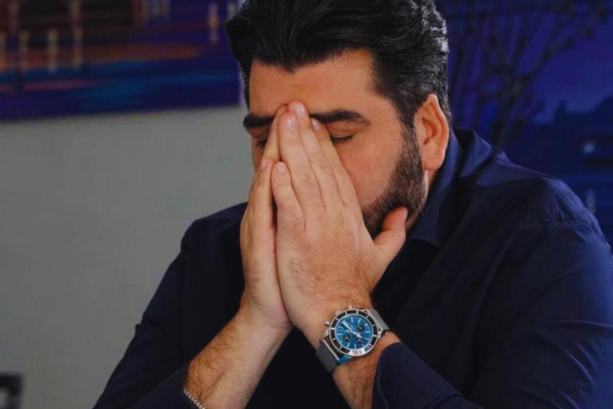 cannavacciuolo con le mani sul viso